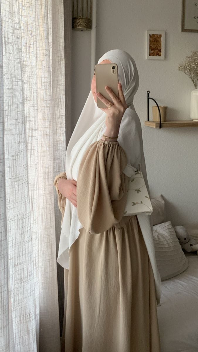 f21d9e7d-e629-4b2c-825f-022b4144a8d1.beige & white spring hijabi outfit